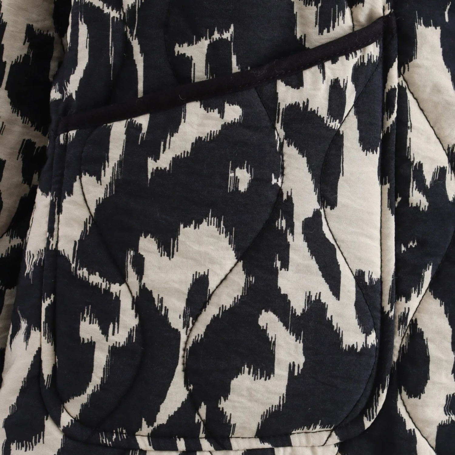 Black and white patterned quilted pocket.
